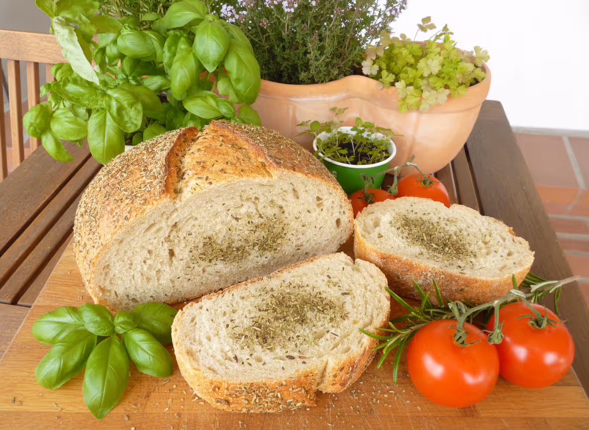 Bröd med provensalska örter, färdig att servera